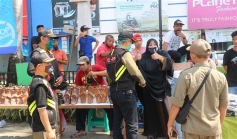 Kepatuhan warga masih kurang kami selalu mengingatkan untuk disiplin prokes, ujar lienda. Satpol PP Kota Cirebon Tertibkan Pedagang yang Buka Lapak di Trotoar - citrust.id