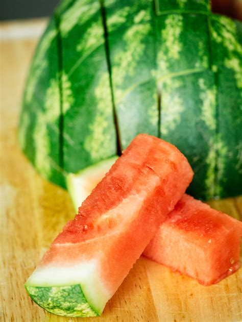 How do you cut a cantaloupe. How To Cut Watermelon - 99easyrecipes