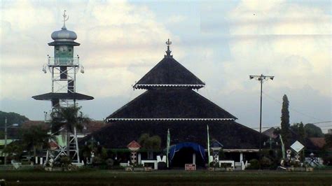 Jelaskan Mengenai Bentuk Atap Masjid Kuno Di Indonesia Ini Jawabannya