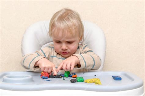 Lindo Niño Pequeño Jugando En Casa Moldeando Plastilina Multicolor Las