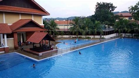 They also have a covered swimming pool, steam bath and sauna, karaoke, snooker, pool tables and squash courts. Mandi-manda di Putrajaya , Murah 'Gila' - Pelancongan ...