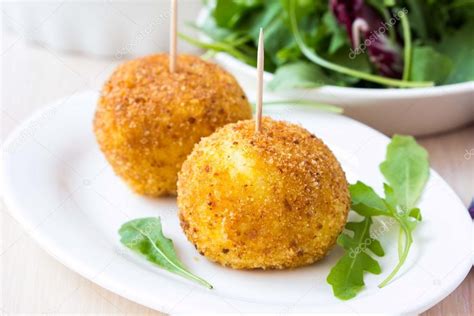 Italian Appetizer Arancini Rice Balls Stuffed With Meat In Oil — Stock