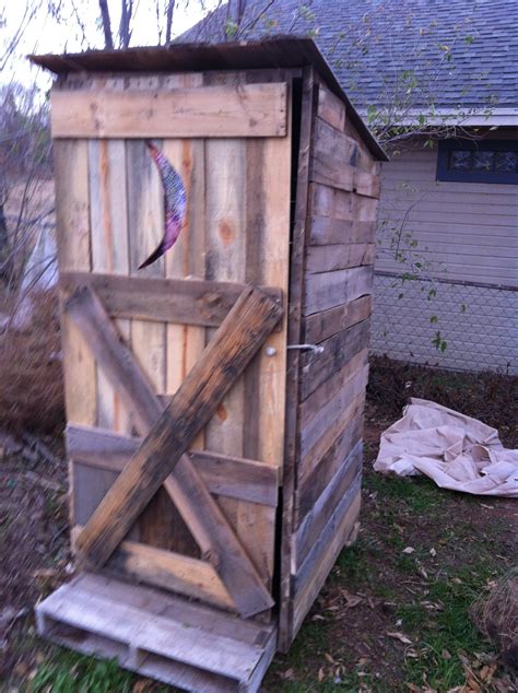 How to Build an Outhouse From Pallets : 12 Steps ...