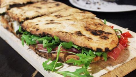 La prima e unica panozzeria in franchising Panuozzo napoletano farcito