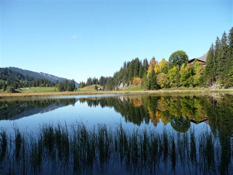 Lake Lauenen is an ideal destination for hikers, nature lovers and