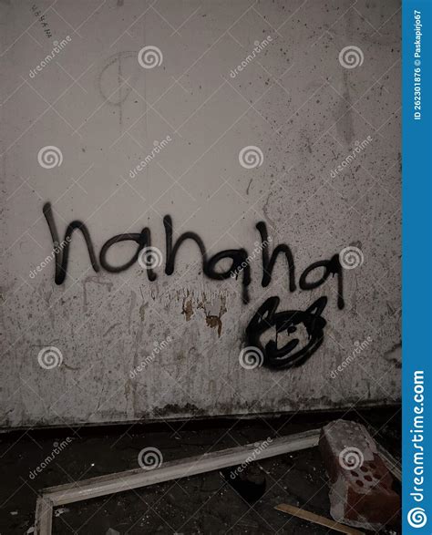 Graffiti Que Dicen Hahaha Y Una Cara Sonriente En Una Pared De Una Casa
