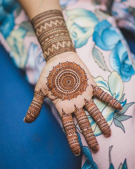 Innovative Circle Front Hand Bridal Mehndi Designs Front Hand Bridal
