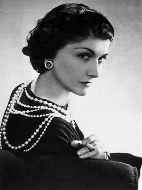 Her style embodies an entire era, recognized by elegance, minimalism in the use of accessories, and convenience. Coco Chanel - Life 'N' Lesson