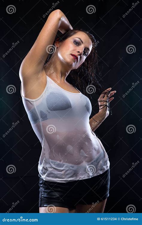 Mujer Mojada Atractiva En La Camiseta Blanca Foto De Archivo Imagen
