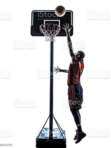 Hombre Africano Salto Tirando Silueta Jugador De Baloncesto Foto De
