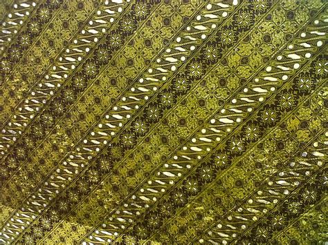 Batik merupakan kekayaan budaya yang dimiliki oleh bangsa indonesia. batik tradisional | Motif Batik Pola Nitikan | Pola, Hijau ...