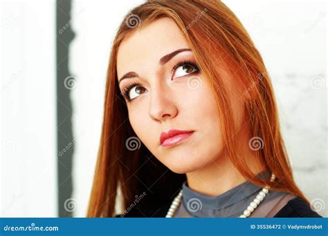 Retrato De Uma Mulher Pensativa Que Olha Acima Foto De Stock Imagem