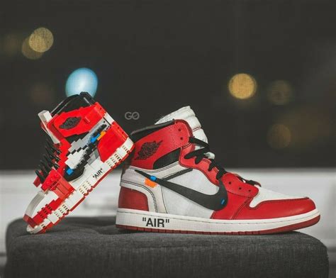 For the appearance, it follows the white and red color scheme of aj chicago, and adds a lot of detailed graffiti on it, adding a richer visual hierarchy. Kicksmini Handcrafted Off-White AJ1 "Chicago" Sneaker LEGO ...