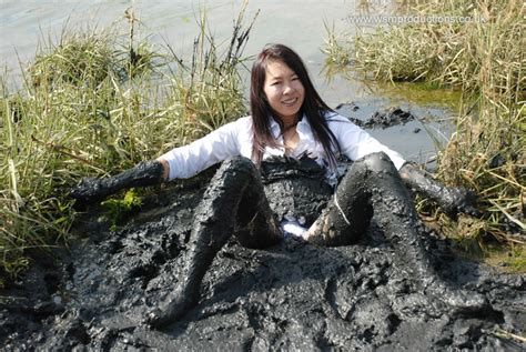 the splosh uk forum view topic asian jade has muddy outdoor fun in white outfit wsm