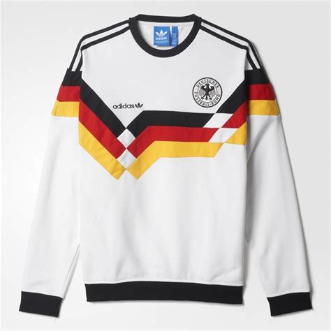 Germany vintage and retro germany football shirts and training kit, featuring home, away and original match worn player editions from the 1980s to present day. adidas Originals lanceert Duitsland 1990 sweater ...