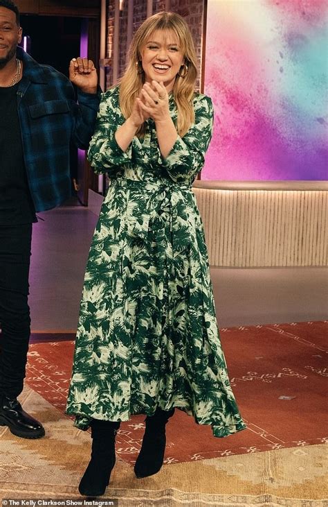 Kelly Clarkson 41 Shows Off Her Weight Loss In A Green And White Dress As She Interviews Mark