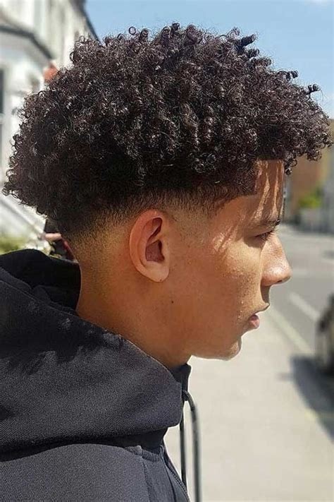 Le curly homme tendance : une coupe en vogue.