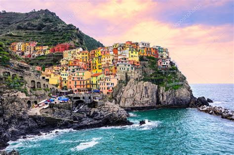 Colorful Houses On A Rock In Manarola Cinque Terre Italy — Stock