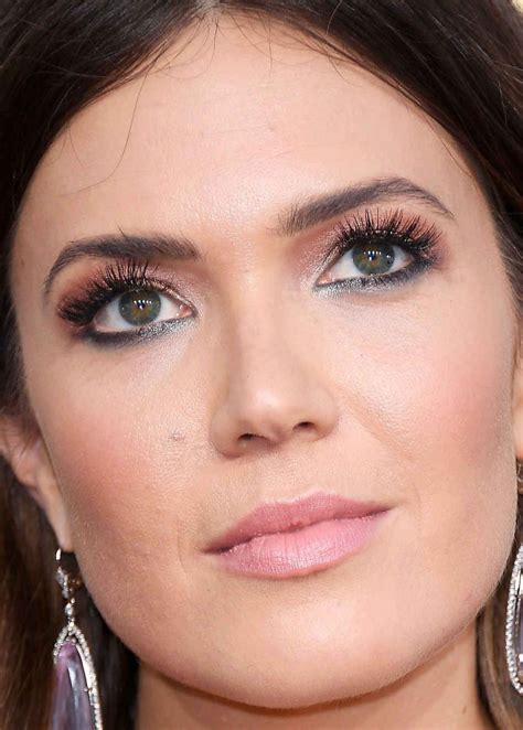 Close Up Of Mandy Moore At The 2017 Golden Globe Awards Eyemakeupbold