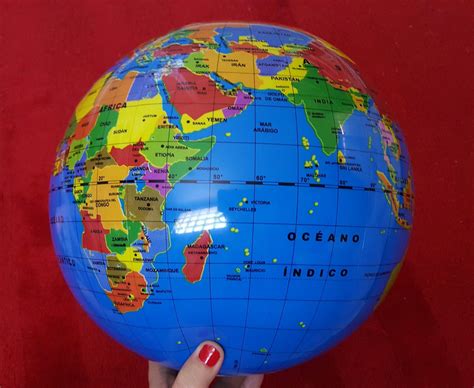 Veamos qué tan lejos puedes llegar de los demás seres humanos, echando un vistazo a los diez lugares más remotos del mundo. Pelota hinchable geografía para jugar. El juego, por ...