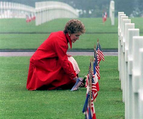 13 Images To Remember Nancy Reagan The Lady In Red
