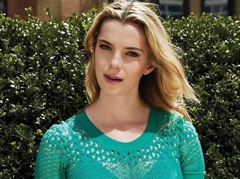 Betty Gilpin Pics Alison Brie Cast Reacts To Netflix Glow Cancellation