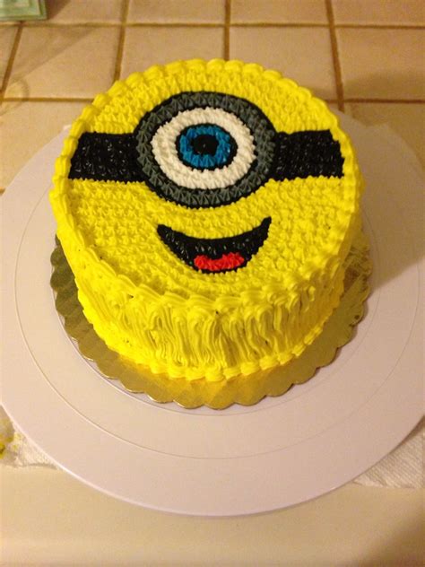 What better way to design a minion themed cake than creating a minion shaped cake? Minion frosting cake | Minion birthday cake, Buttercream ...