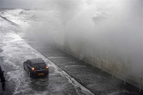 Scotland weather - Lightning fills Edinburgh skies as heatwave brings