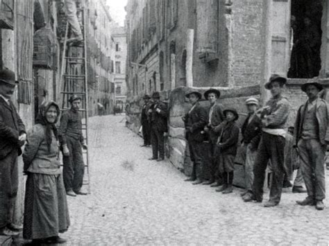 In realtà le cause reali sono più profonde e, se la decisione scatenante del conflitto fu effettivamente sua, esse vanno fatte risalire a quegli eventi. Persecuzione, deportazione, solidarietà. La comunità ...