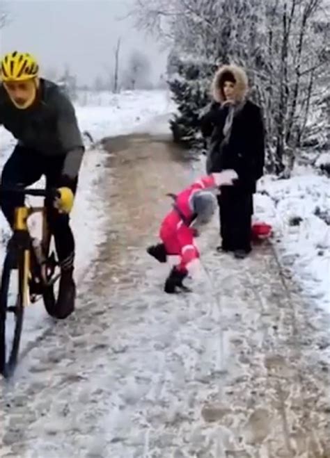 Bélgica Patrick Mpasa Un Ciclista Empuja A Una Niña Y Denuncia Al