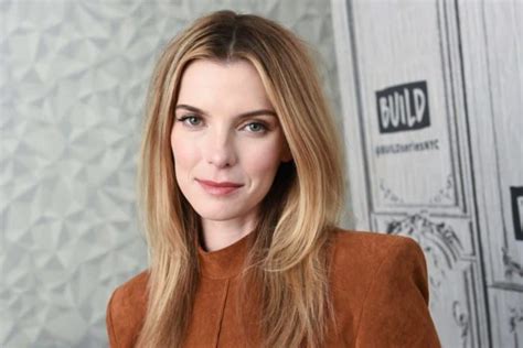Betty Gilpin Wiki Height Weight Age Babefriend Family Biography Net Worth More