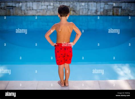 Nackter Oberkörper Junge Stand Im Schwimmbad Stockfotografie Alamy