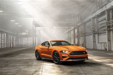 Auto Pomarańczowy Ford Mustang High Performance Package Tapeta
