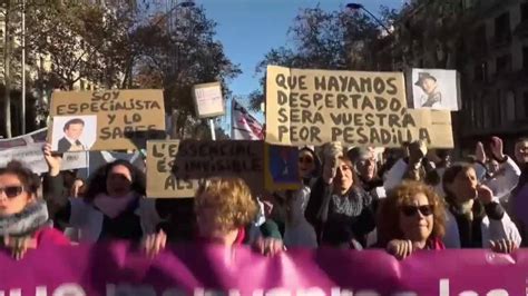 Las Enfermeras Se Manifiestan De Nuevo En Barcelona Para Reclamar