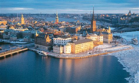 Estocolmo (en sueco stockholm) es la capital y ciudad más grande de suecia, en la que residen 972 647 personas 1 y 2.4 millones en su. EL RATON EDUCADO: SUECIA