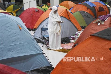 Puluhan Tenda Warnai Iktikaf Di Masjid Habiburrahman Republika Online