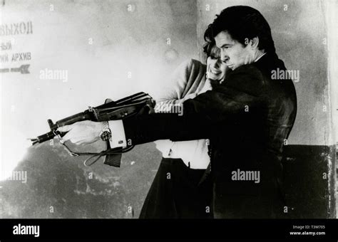 Pierce Brosnan Und Izabella Scorupco Im Film Goldeneye 1995