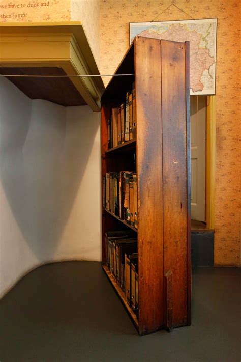 Visit our museum and read more about our educational activities across the world. Im Anne-Frank-Haus in Amsterdam | https://www.anderswohin.de