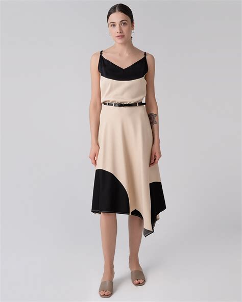 Платье бежевого цвета с расклешенной асимметричной юбкой Модный Дом