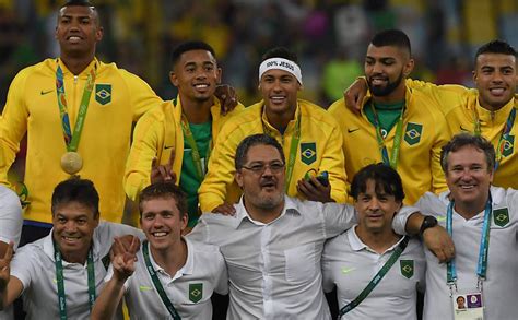 Em princípio, o torneio olímpico masculino de futebol é um evento juvenil. Futebol masculino: Brasil x Alemanha - Medalha de Ouro ...