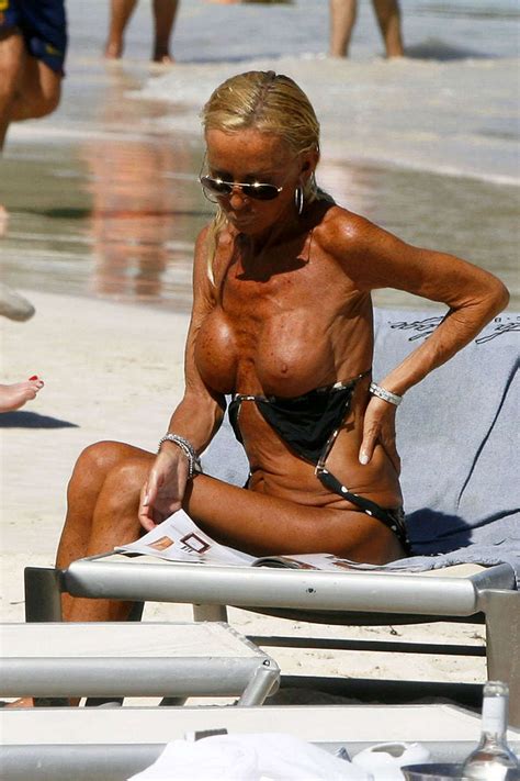 Donatella Versace Cought Exposing Her Big Tits On Beach Paparazzi