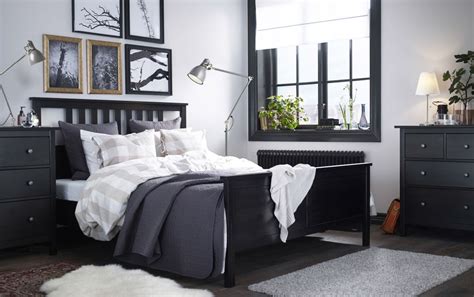 We have a wide selection of beds and bed frames to suit every style, taste and living space. 寝室のインテリアコーディネート｜IKEA【公式】 | Ikea hemnes bed, Black bedroom ...