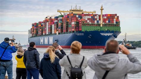 Der Tag Größtes Containerschiff Der Welt Läuft In Hamburger Hafen Ein