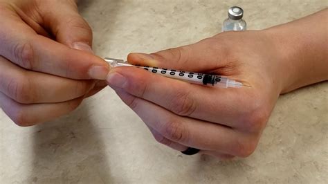 Measuring And Injecting 1 Kind Of Insulin Using A Bottle And Syringe