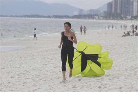 Ego Danielle Winits Malha Na Praia Da Barra Da Tijuca No Rio Not Cias De Praia