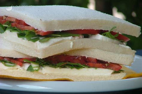 Una ricetta semplice semplice ma… se la mozzarella è buona (io me la sono portata da napoli fresca fresca) il successo è assicurato! Ricetta - Tramezzini pomodoro, rucola e mozzarella - Le ...