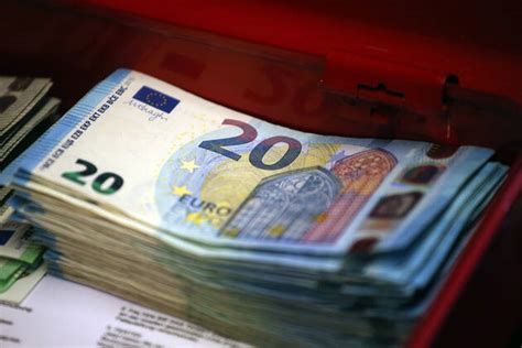 Händler können die annahme jedoch verweigern, wenn der zu zahlende betrag nicht im verhältnis zum angebotenen schein steht. 500 Euro Scheine Bündel / Das Letzte Bundel 500er : Die ...