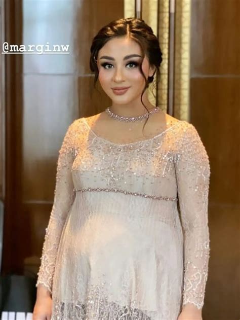 11 Artis Pakai Kebaya saat Hamil, Sangat Memesona dan Bisa Jadi