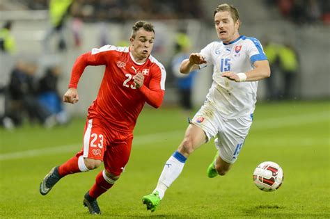 Das gesamte trikot ist in einheitlichem rot gehalten. Tschechien, Italien, Slowakei und Schweiz - Puma EM 2016 ...