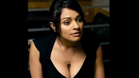 pooja kumar tamil film actress hot sexy deep neck cleavage show